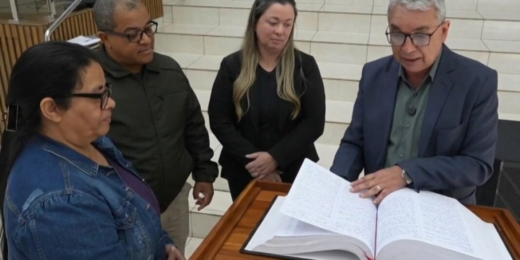 Bíblia gigante escrita à mão pela comunidade de igreja no Paraná.