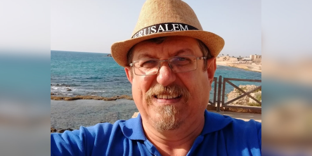 Brasileiro e israelense se cumprimentam em um ambiente que simboliza a união cultural entre os dois países.