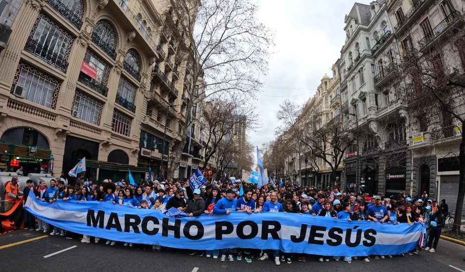 Multidão participa da Marcha por Jesús em Buenos Aires com bandeiras argentinas