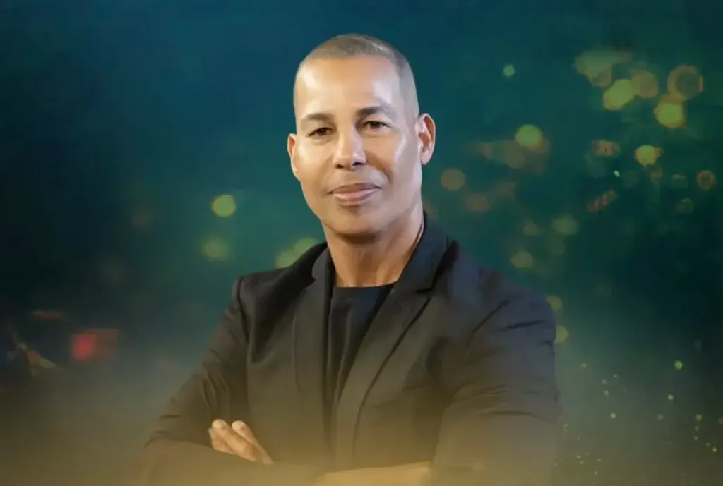 Membros da igreja em corrente de oração simbolizando a campanha pelo pastor Marquinhos Menezes