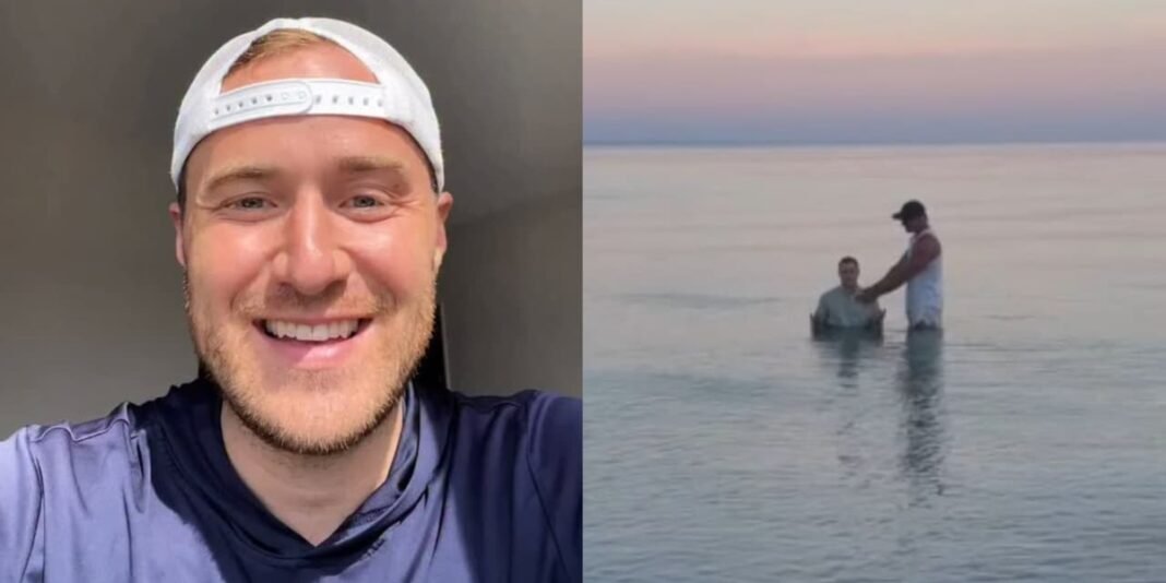 Cantor Mike Posner sendo batizado em um lago