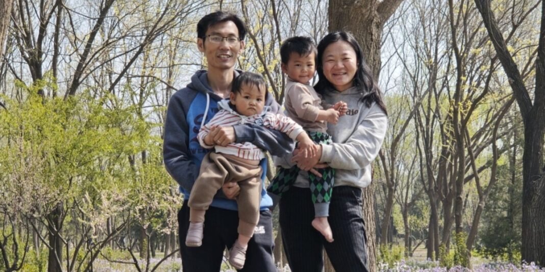 Mulher chinesa separada dos filhos pequenos em ambiente de detenção