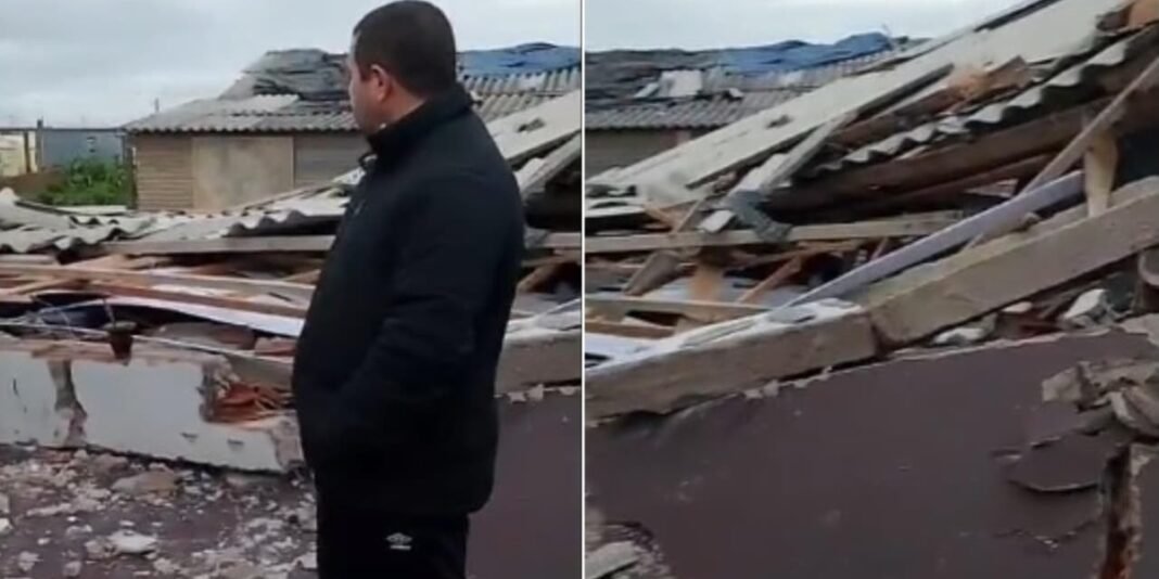 Templo religioso destruído por ciclone no Rio Grande do Sul, com escombros e telhas espalhadas.