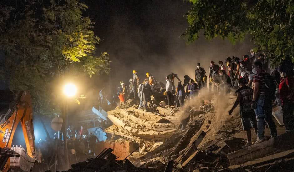 Voluntários buscam sobreviventes entre escombros de edifícios destruídos em Cali após terremoto