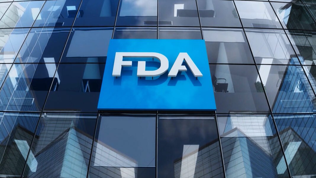Farmacêutico trabalhando em laboratório de manipulação com peptídeos
