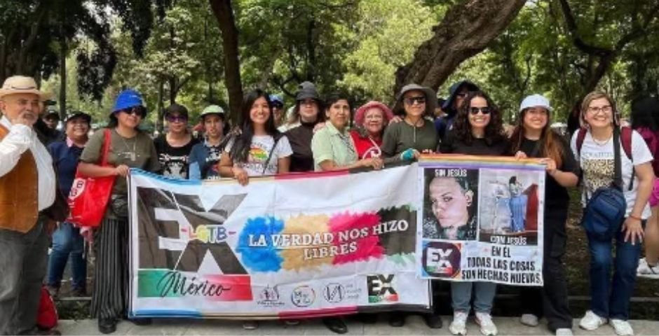 Pessoas marcham em celebração da fé e transformação pessoal no México.