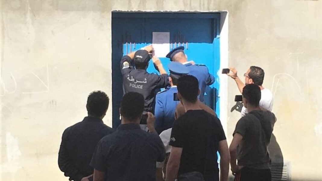 Grupo de cristãos argelinos reunidos em um encontro secreto e discreto.