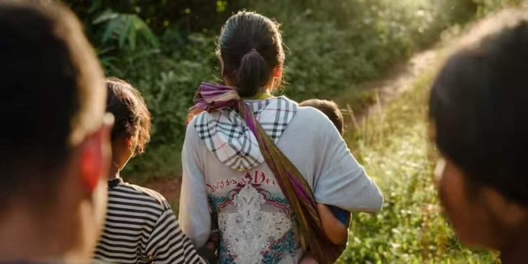 Famílias cristãs se reúnem em floresta no Laos para adorar a Deus após serem expulsas de suas casas.