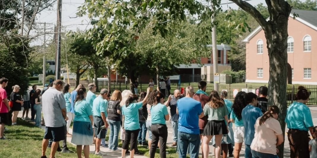 Grupo de cristãos orando em frente a clínica de aborto nos EUA