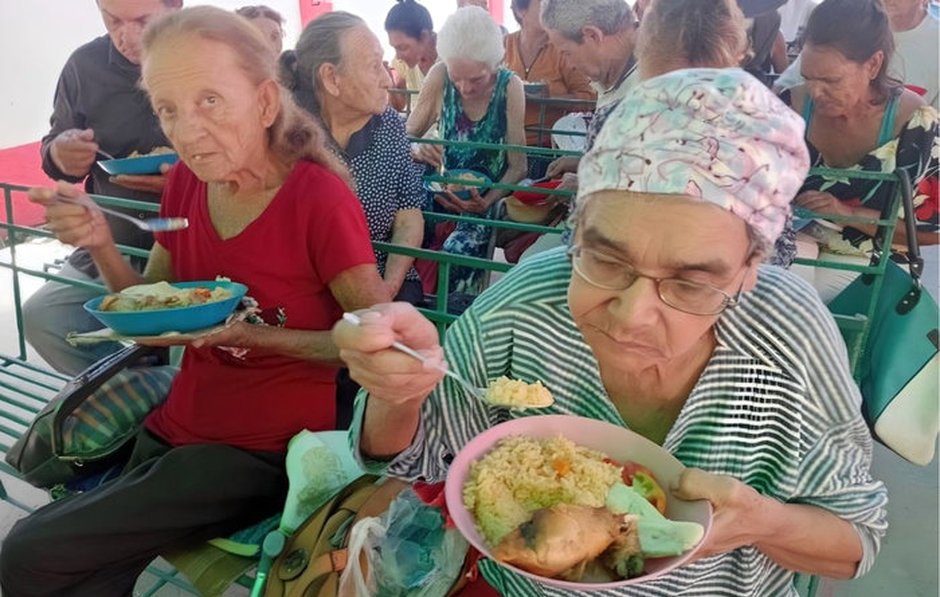 Voluntários de igrejas evangélicas e católicas distribuem ajuda humanitária para populações vulneráveis em Cuba.
