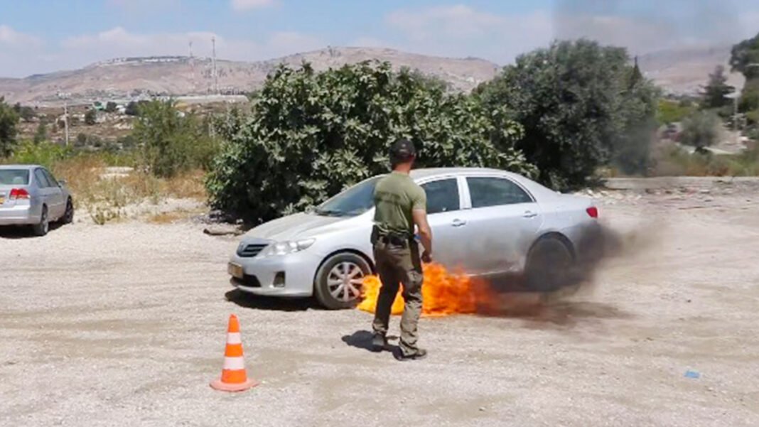 Motoristas participando de um curso de defesa veicular em Israel, com instrutores demonstrando técnicas.