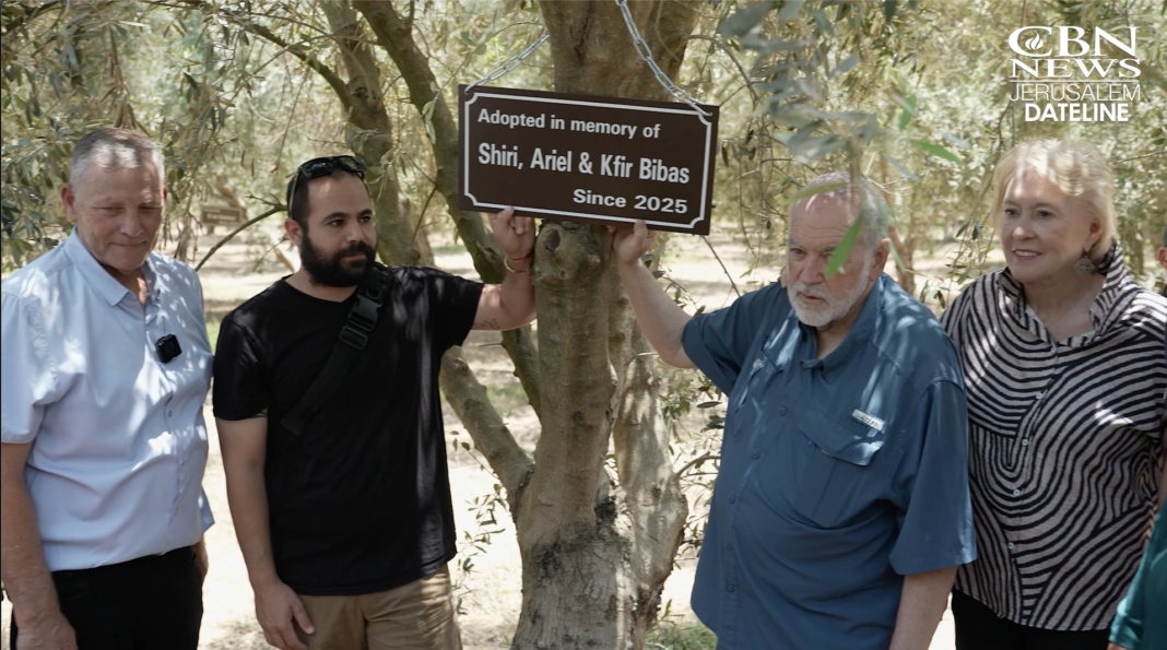 Embaixador dos EUA em Israel, Mike Huckabee, visita e adota uma oliveira em um olival, simbolizando solidariedade.