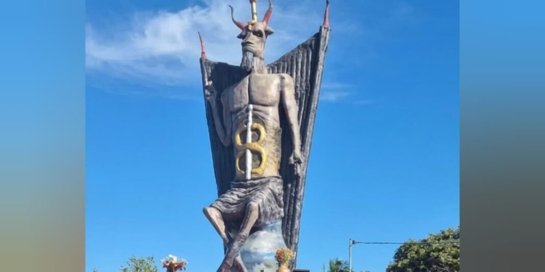 Estátua do diabo de 11 metros de altura em terreno privado no Ceará.