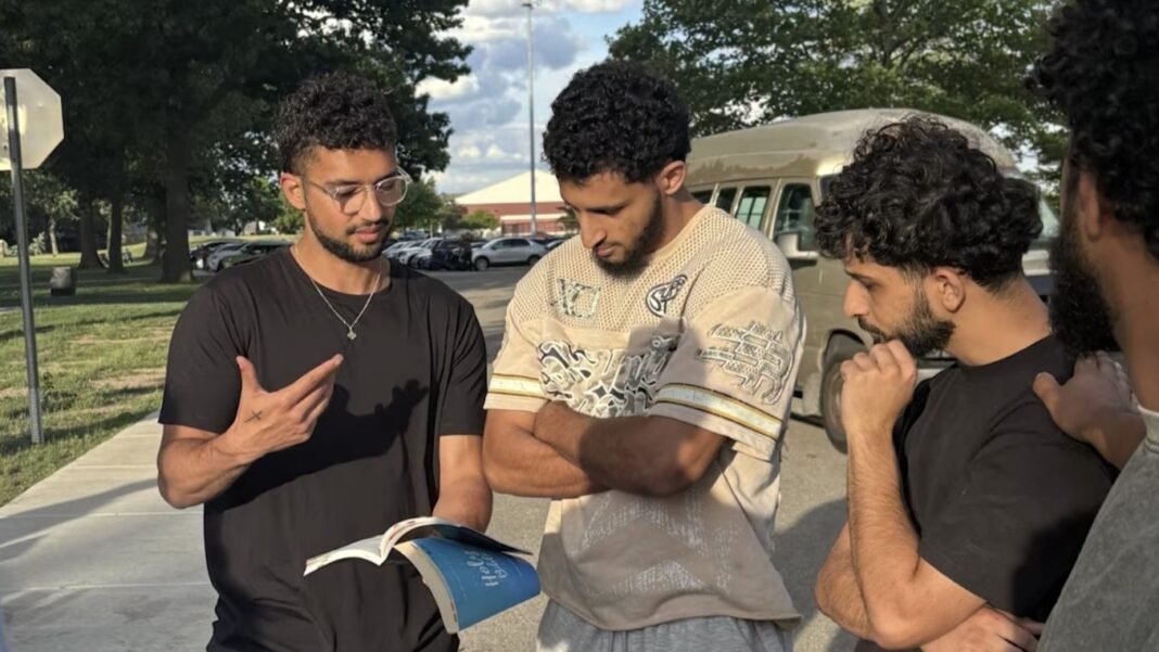 Evangelistas interagem com participantes de um desfile islâmico em Dearborn, Michigan.