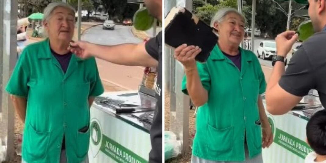 Mulher idosa segura a Bíblia em uma praça, testemunhando sua fé após superar passado no tráfico.