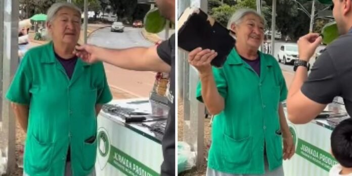 Mulher idosa segura a Bíblia em uma praça, testemunhando sua fé após superar passado no tráfico.