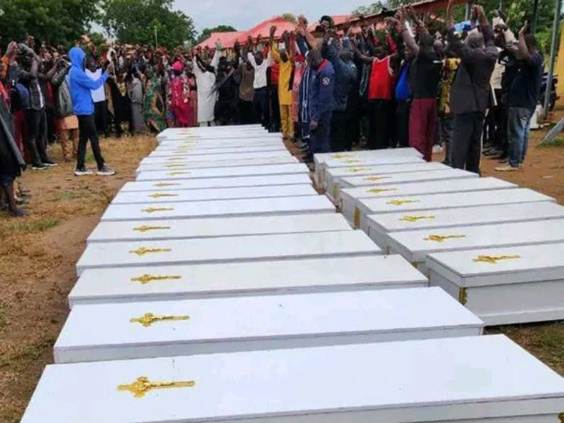 Soldados nigerianos em patrulha em área rural com clima de tensão.