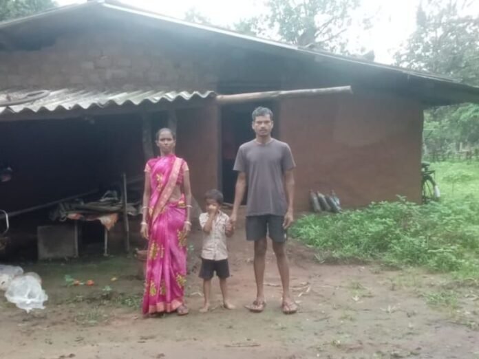 Família indiana cristã em frente aos escombros de sua casa destruída após perseguição religiosa