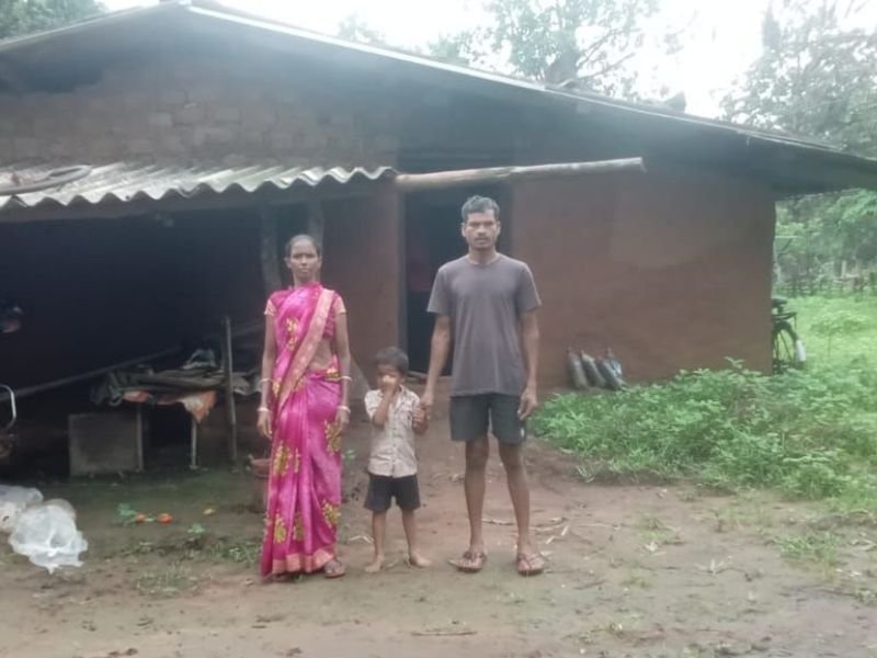 Família indiana cristã em frente aos escombros de sua casa destruída após perseguição religiosa