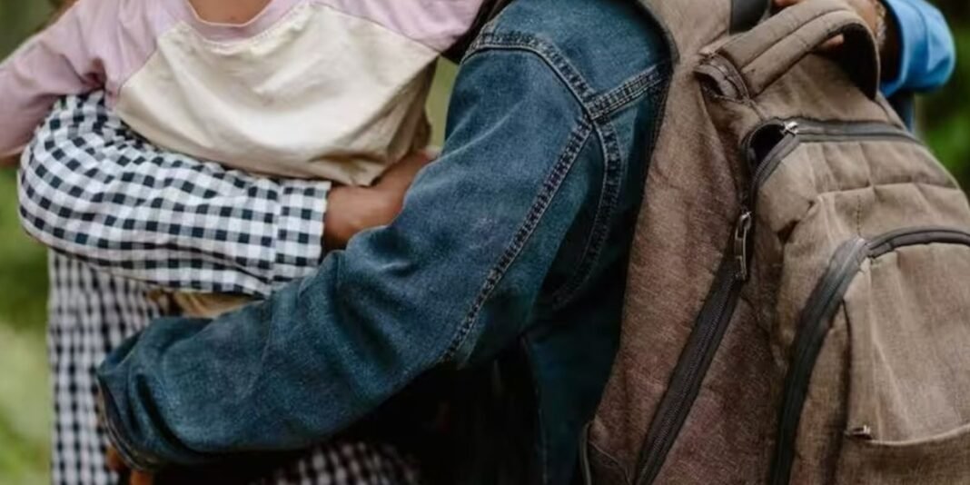 Família cristã reunida no Laos após superação de perseguição religiosa.