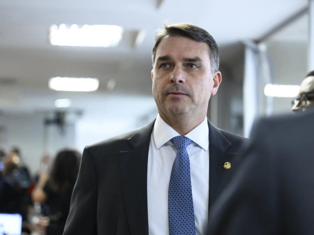 Senador Flávio Bolsonaro critica estrutura da PF em investigação