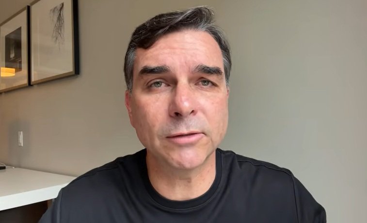 Flávio Bolsonaro em coletiva de imprensa anunciando decisão sobre chapa presidencial