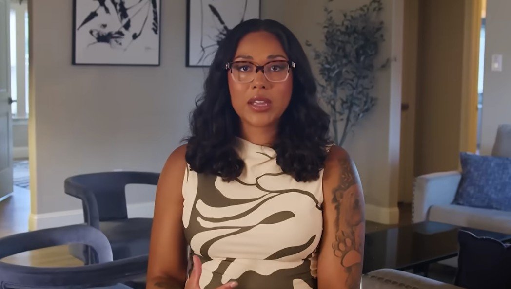 Mãe de aluguel McKenna West com seu bebê Gabriel após se recusar a fazer aborto.