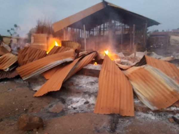 Igreja em ruínas em uma área remota, simbolizando a destruição causada por conflitos.