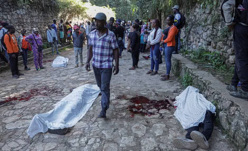 Exterior de igreja em Kenscoff, Haiti, com sinais de destruição após ataque violento.