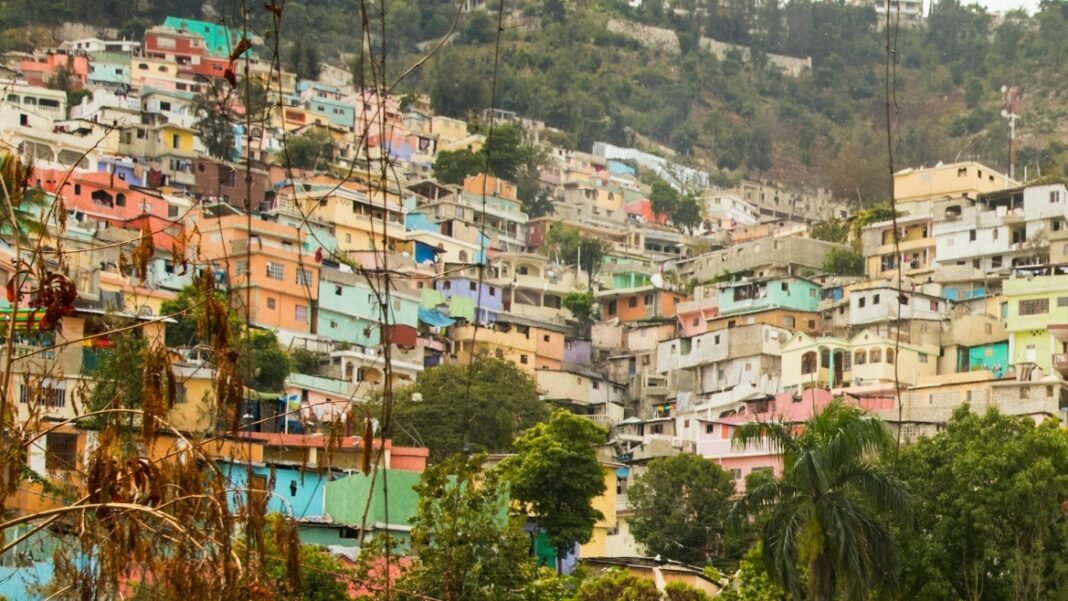 Rua destruída em Kenscoff, Haiti, após ataque de gangues.