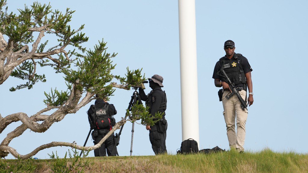 Homem detido por agentes federais em frente a um campo de golfe