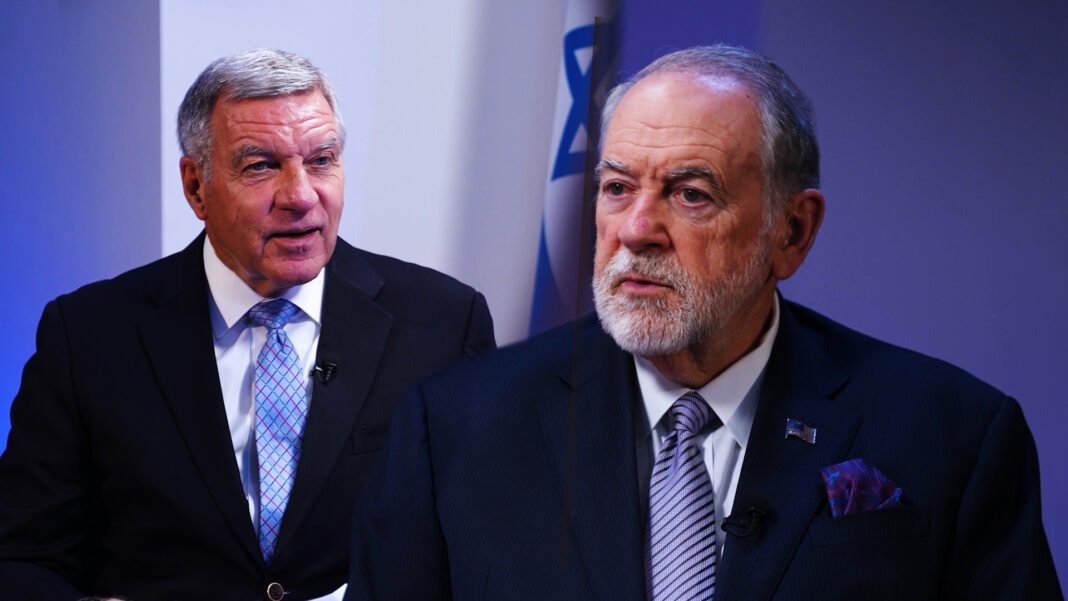 Mike Huckabee em entrevista exclusiva, abordando relações diplomáticas e antissemitismo.
