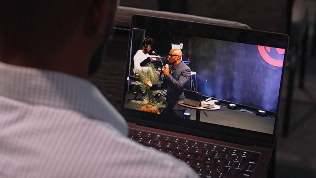 Pessoas em igreja moderna interagindo com tecnologia durante culto
