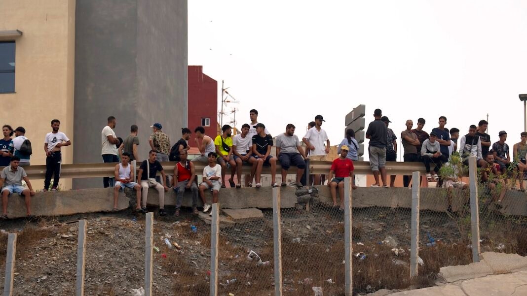 Voluntários evangélicos oferecem ajuda humanitária a migrantes em Ceuta.
