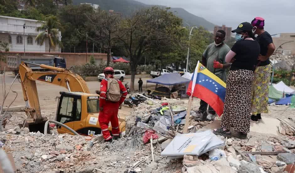 Voluntários de igreja evangélica distribuindo ajuda a desabrigados em La Guaira