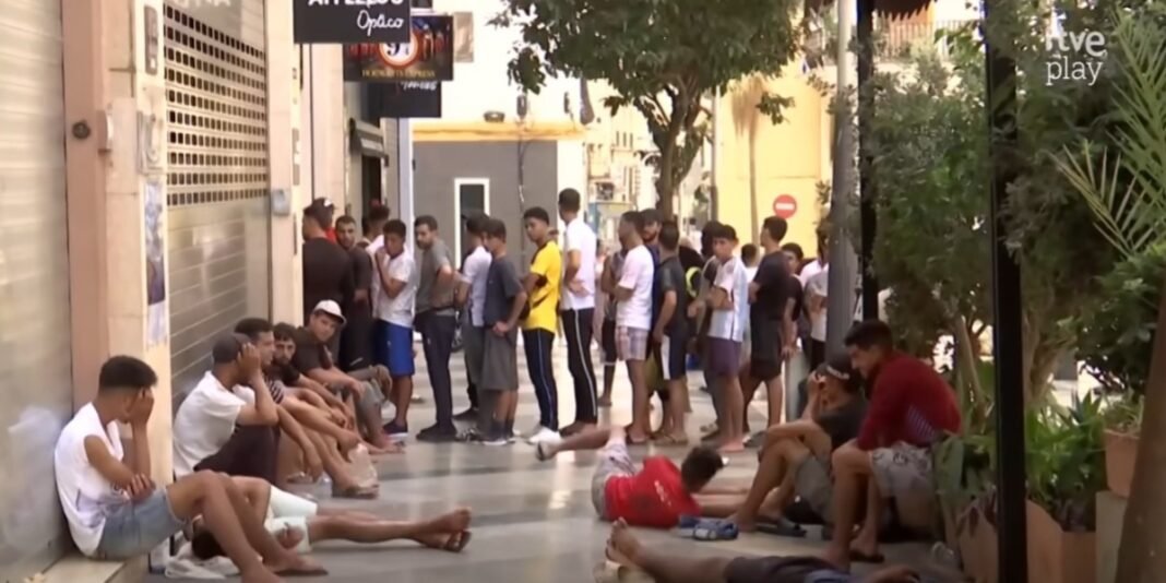 Voluntários cristãos distribuem alimentos e Bíblias para imigrantes em Ceuta