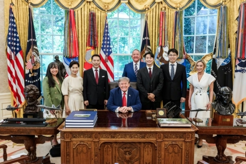 O pastor Son Hyun-bo, terceiro da esquerda para a direita, posa para uma foto com familiares e o presidente dos EUA, Donald Trump, na Casa Branca, em Washington, D.C., em 7 de julho. | Crédito da foto: Igreja Presbiteriana de Segero
