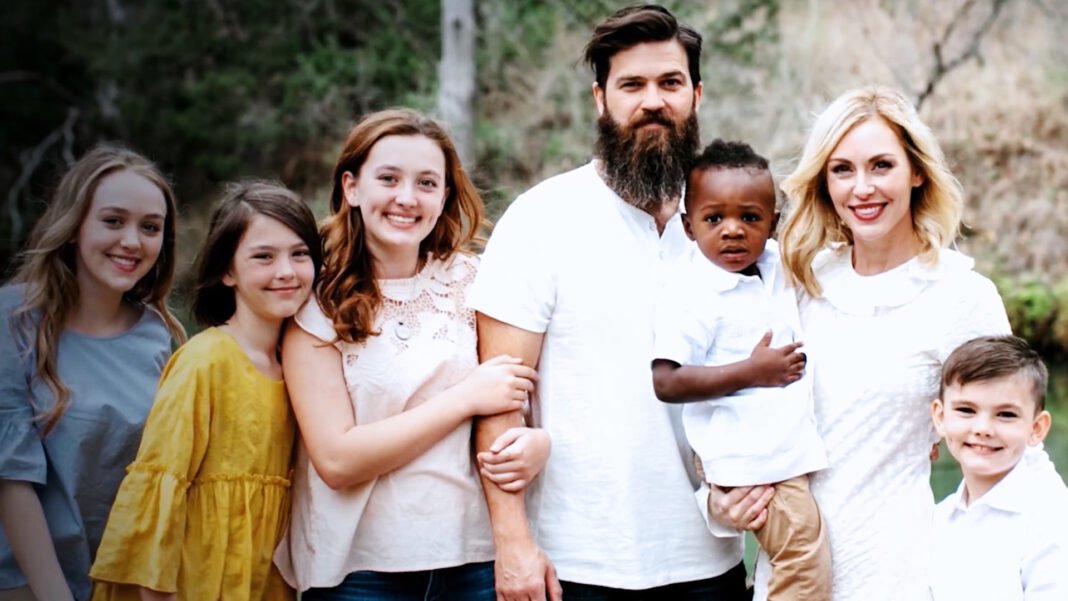 Jep e Jess Robertson em frente a um rancho no Texas, promovendo sua nova série 'Beyond the Bayou'