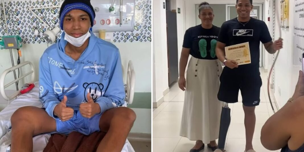 Jogador de futebol amputado Jeremias Pereira sorri no campo