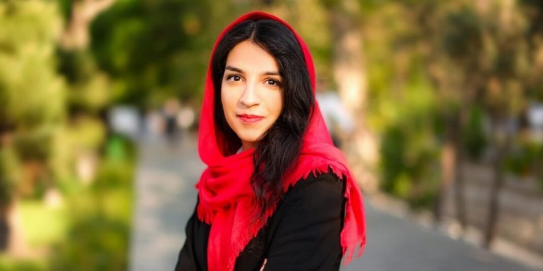 Jornalista cristã iraniana com expressão séria em foto de perfil