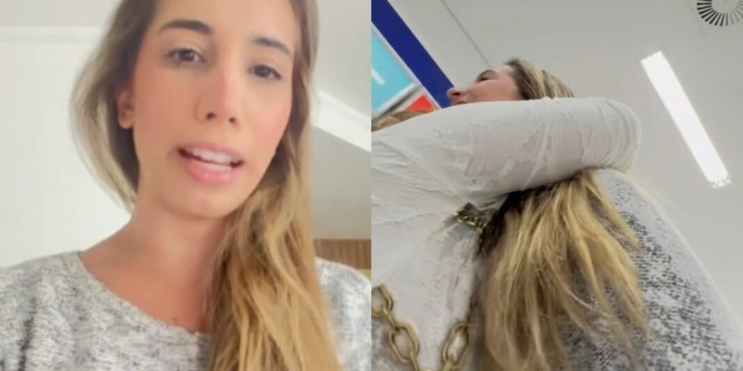 Jovem entregando mensagem de fé para funcionária de farmácia emocionada