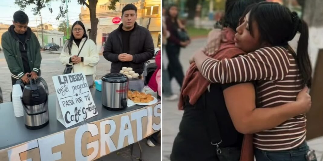 Jovens distribuem café e conversam com moradores em praça pública na Argentina.