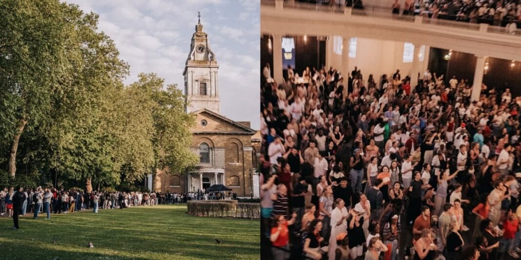 Multidão de jovens em fila sob o sol para culto de oração em Londres