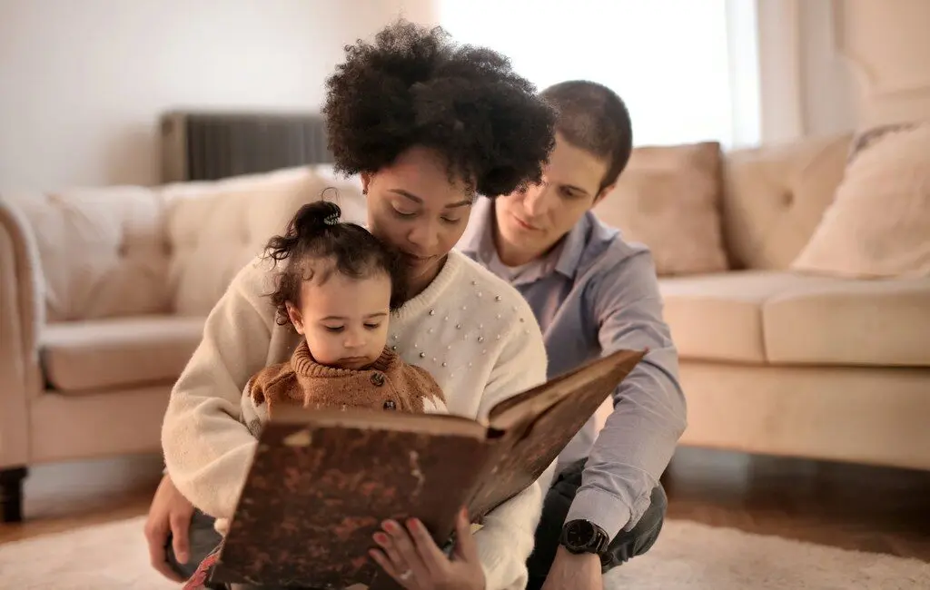 Família reunida lendo um livro infantil, fortalecendo laços
