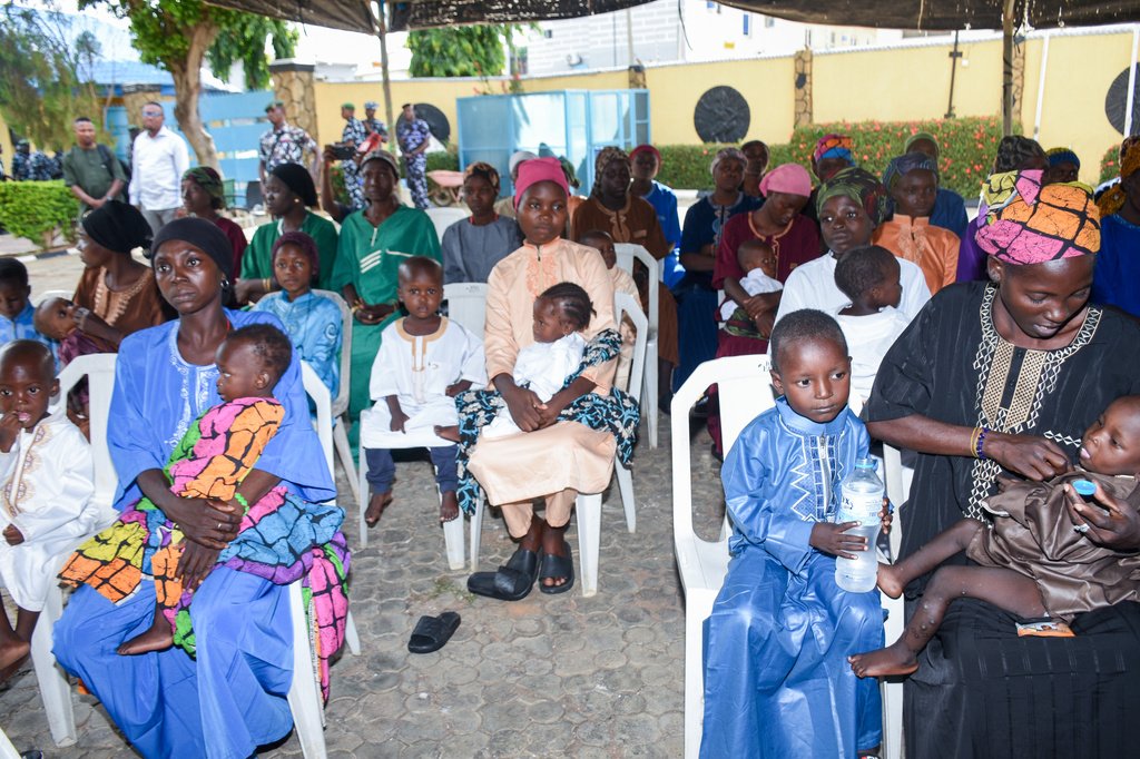 Sobreviventes nigerianos resgatados de cativeiro jihadista recebem cuidados médicos.