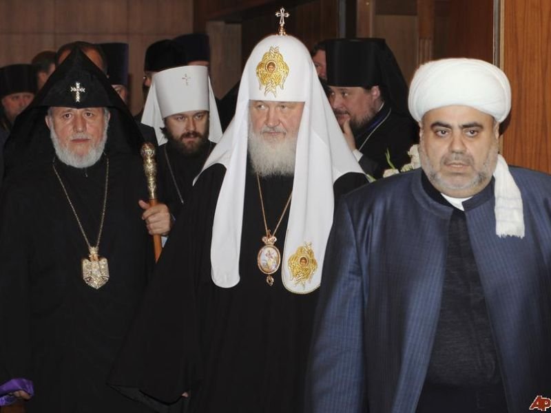 Catolicós Karekin II em tribunal na Armênia durante julgamento