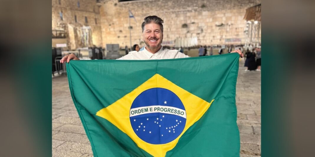 Líderes religiosos orando com vista para Jerusalém ao amanhecer, clamando pelo futuro do Brasil.