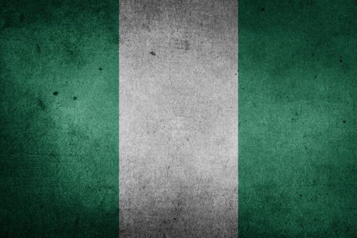 União religiosa na Nigéria: líderes cristãos e muçulmanos assinam pacto de paz. Líderes religiosos cristãos e muçulmanos da Nigéria apertam as mãos após assinar acordo de paz em Abuja.