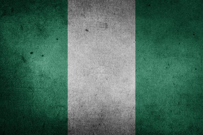 Líderes religiosos cristãos e muçulmanos da Nigéria apertam as mãos após assinar acordo de paz em Abuja.