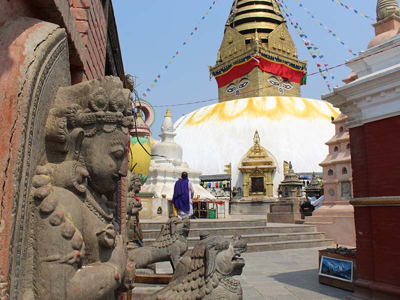 Pastor nepalês expressa preocupação em frente a igreja fechada após ameaças de grupo hindu radical.